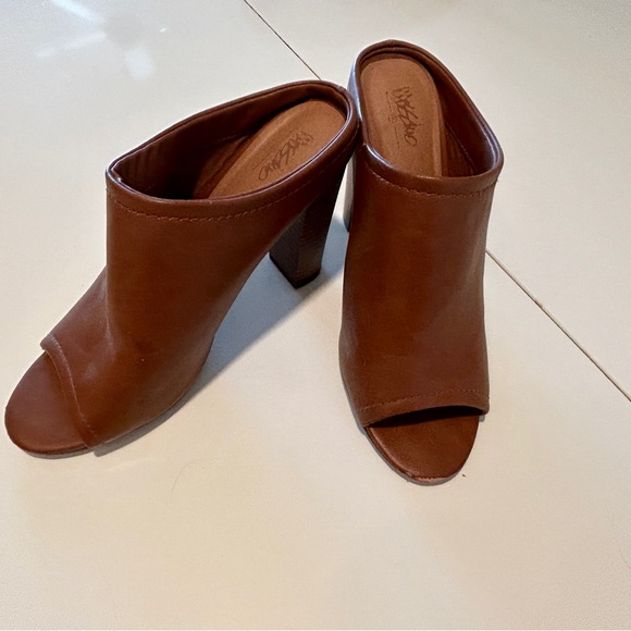 Mission Block Heel in Saddle Brown - Picture 3 of 4